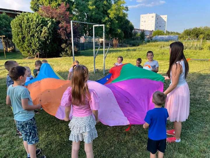 Šareni stol s dekoracijama i hranom